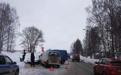При столкновении двух фургонов в Нововятске пострадали четыре человека