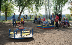 В Котельниче открыли новую детскую семейную площадку