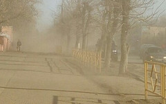 Дорожникам запретили поднимать пыль при уборке кировских улиц
