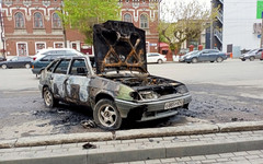 Около ТЦ «Крым» в Кирове сгорел автомобиль. В МЧС рассказали подробности случившегося