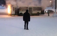 Утром в юго-западном районе Кирова загорелся автобус
