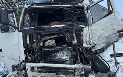 На трассе под Кировом столкнулись два грузовика, один водитель погиб