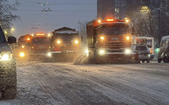 В центре Кирова колонны техники чистят дороги от снега