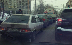 Сразу три автомобиля и автобус столкнулись в Кирове