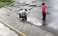 Пожилой женщине пришлось убирать лужи перед праздничной линейкой