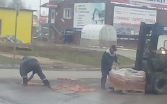 В Кирове яму на дороге попытались заложить кирпичами