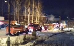 Пожар в доме под расселение в Кирове тушили больше 50 человек
