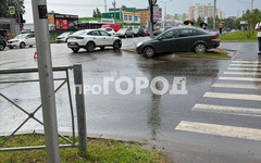 В районе ТРЦ Грин Хаус в Кирове столкнулись две машины