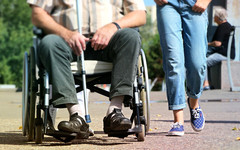Кировским инвалидам выдадут костыли и кресла-коляски на прокат