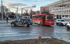 В Кирове автобус столкнулся с иномаркой