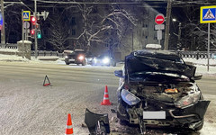 В Кирове на Владимирской улице столкнулись «Тойота» и «Лада»