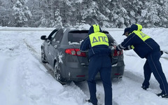 В Нолинском районе автоинспекторы вытащили из кювета машину на летней резине