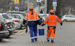 В Кирове начали чистить и красить опоры контактной сети