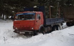 В Кировской области на трассе опрокинулся грузовик