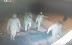 Полиция разыскивает троих парней, которые ограбили нового знакомого. Видео
