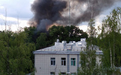 В Коминтерне рядом с жилым домом горят сараи