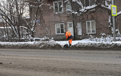 После уборки снега в Кирове тротуары оказываются непроходимыми