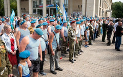 У Вятской филармонии состоялся митинг в честь Дня ВДВ