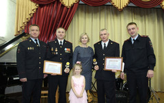 В Кирове наградили автоинспекторов, спасших семью из горящего дома