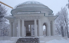 Ротонды в Александровском саду впервые за зиму очистили от снега