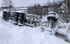 В Кирово-Чепецком районе лесовоз с досками рухнул с моста, объезжая весовой контроль