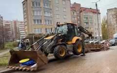 На улице Кольцова в Кирове устранили утечку на водопроводе