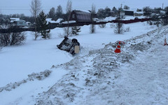 В Кирове женщина за рулем «Ниссана» врезалась в столб и перевернулась