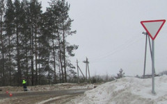 В Кировской области машина врезалась в остановку