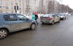 В Кирове водитель иномарки врезался в такси. Пострадала женщина