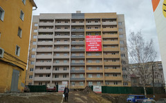 Дольщики дома на 1-м Гороховском переулке разместили на долгострое баннер, обличающий региональные власти
