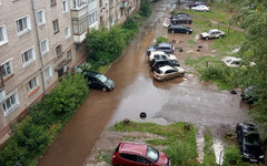 «Не войти и не выйти»: в Кирове после дождя затопило двор