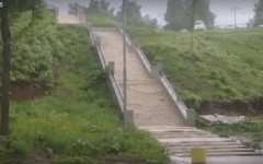 Спуск к нижней набережной превратился в водопад (видео)