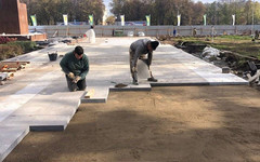 На Театральной площади укладывают гранит