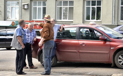 Кировский таксист забрал телефон у клиента, который не хотел платить за поездку