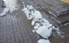 В Кирове управляющую компанию наказали за падение льда на пенсионерку