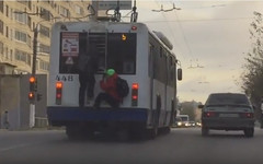 На улице Ленина в Кирове очевидцы засняли юных зацеперов (ВИДЕО)