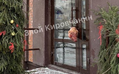 На дверь одного из кировских магазинов повесили свиную голову