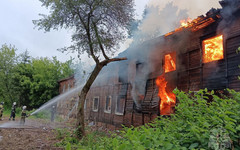 В Кирове огнеборцы потушили пожар в нежилом доме