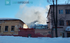 В Кирове рядом с областным судом горит шиномонтаж. Фото и видео