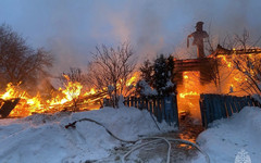 В Кировской области пожарные вынесли из горящего дома пожилого мужчину