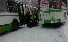 На Московской вылетевшая из-под колеса автобуса пластина серьёзно ранила женщину