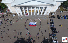 «Молодая Гвардия» вместе с кировчанами отметила День России и День города праздничным флешмобом