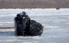 Ещё один кировский водитель решил подрифтовать на льду, но чуть не утонул