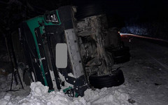 В Подосиновском районе грузовик «Вольво» съехал с дороги и перевернулся