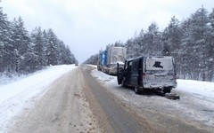 Под Сыктывкаром микроавтобус из Кировской области попал в аварию с двумя фурами