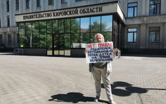 «Это не обучение, а фикция». Родители, выступающие против дистанционного образования, пикетируют правительство