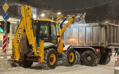 В Кирове начали вывозить снег с улиц после обильных осадков