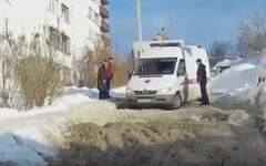 В Кирове из-за нерасчищенного двора пенсионерке пришлось идти к «скорой помощи» (ВИДЕО)
