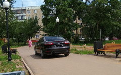 По пешеходным дорожкам в Кочуровском парке ездил автомобиль