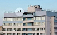 Игра со смертью. Кировская девушка-подросток повисла на крыше многоэтажки (ВИДЕО)